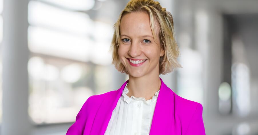 Ichki kiyimsiz chiroyli qizlarning fotosuratlari